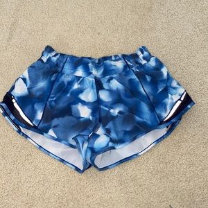 Lululemon Athletica Hotty Hot Low Rose Short 4” Lined Blue, White Navy Size 6